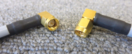 Huber &amp; Suhner 990593B HF-Koaxialkabel, 70 cm, rechtwinklig, SMA-Stecker auf rechtwinklig