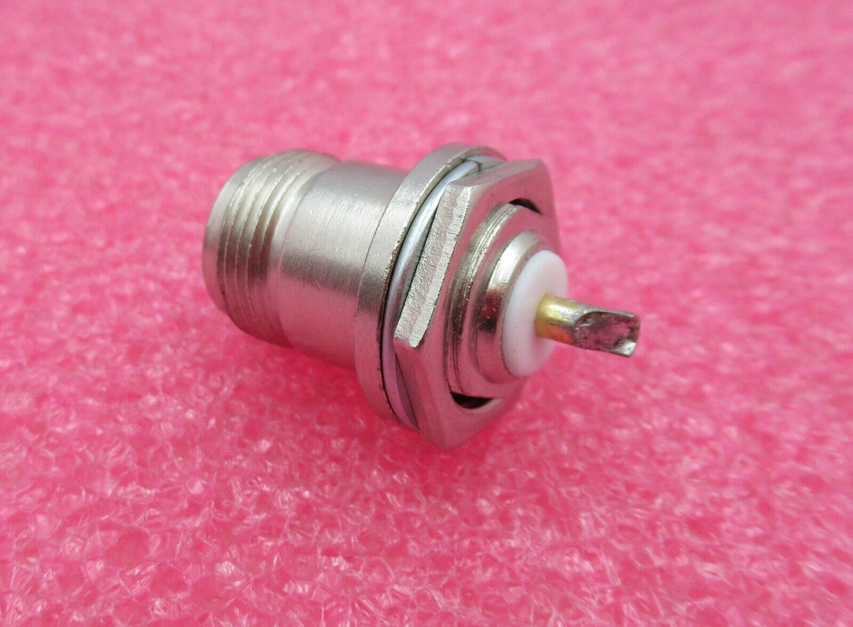 N-Typ-Buchse an Schott mit Lötkelch, gerader HF-Koax-Adapter