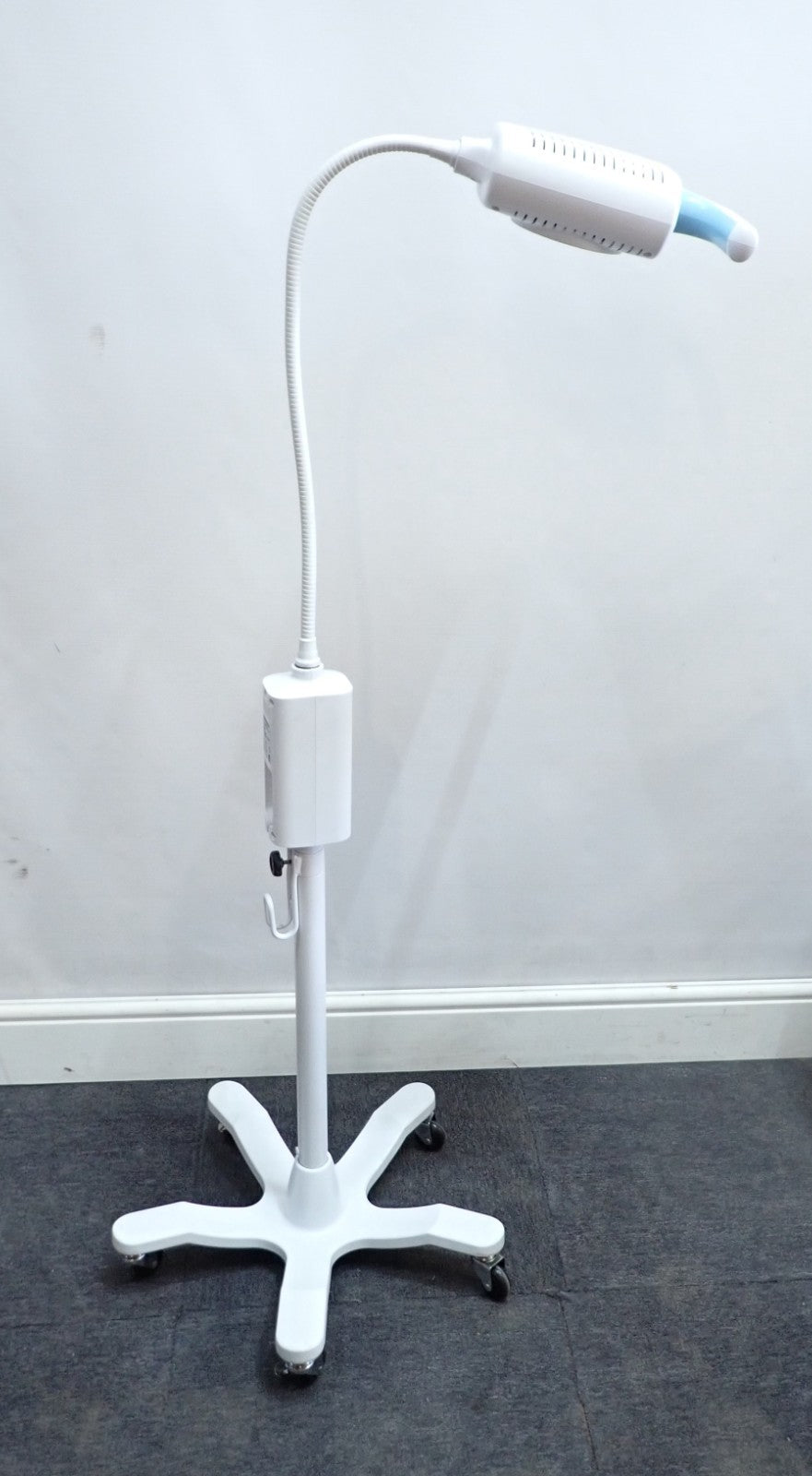 WelchAllyn GS600 LED Minor Procedure Light with 48950 Mobile Stand1
