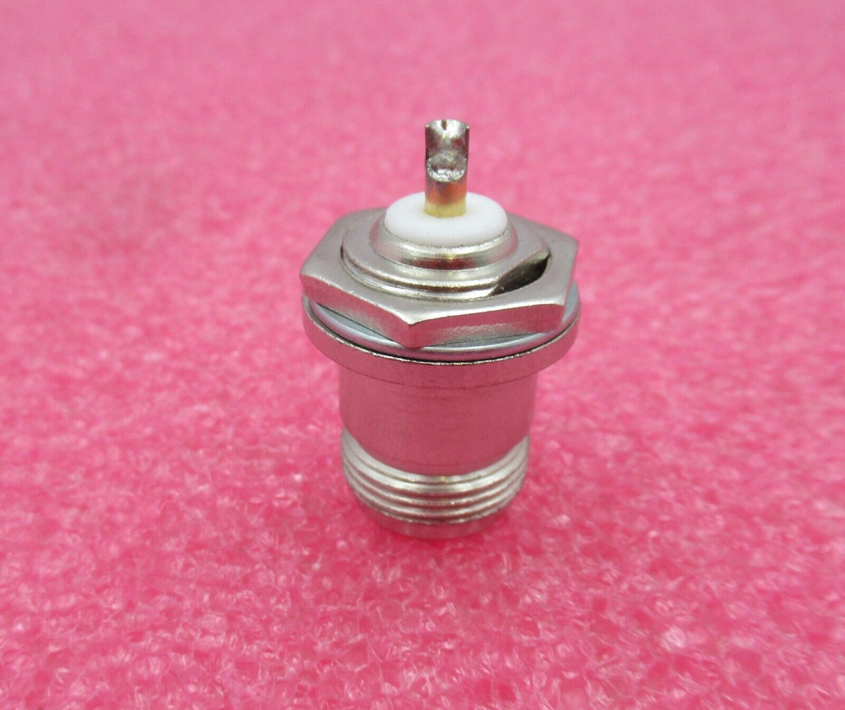N-Typ-Buchse an Schott mit Lötkelch, gerader HF-Koax-Adapter